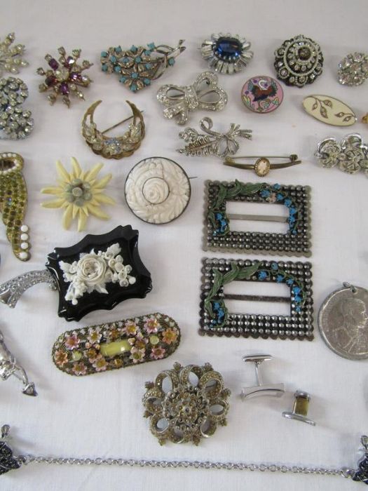 Collection of costume jewellery includes buckles, brooches, pearl necklace, earrings, mussel - Image 3 of 5