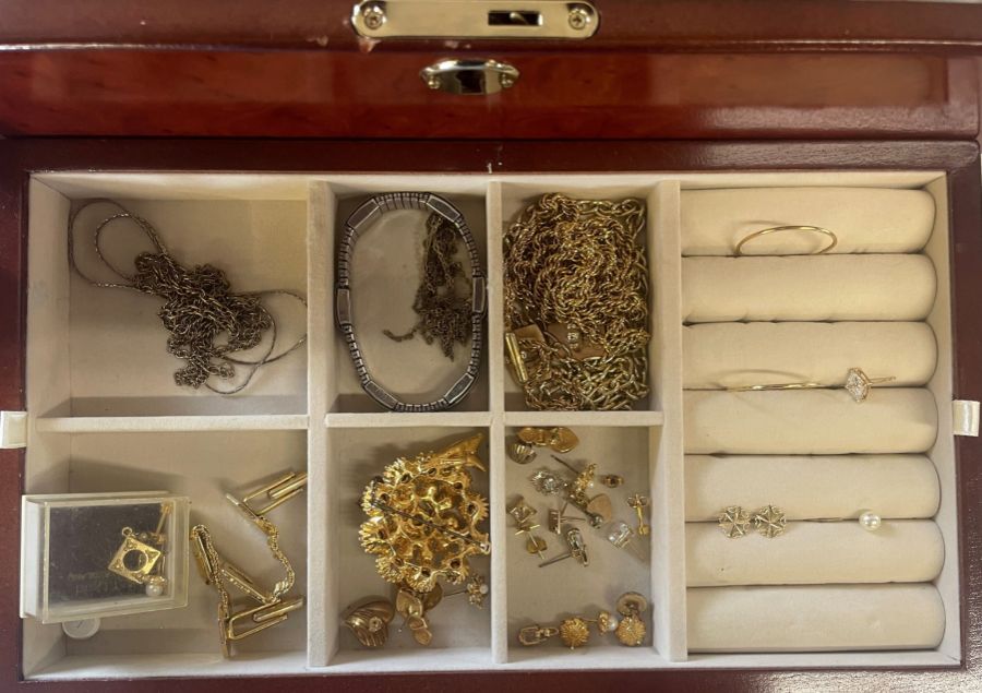 Jewellery box of costume jewellery, including earrings, bracelet, watches etc and some empty boxes - Image 4 of 5