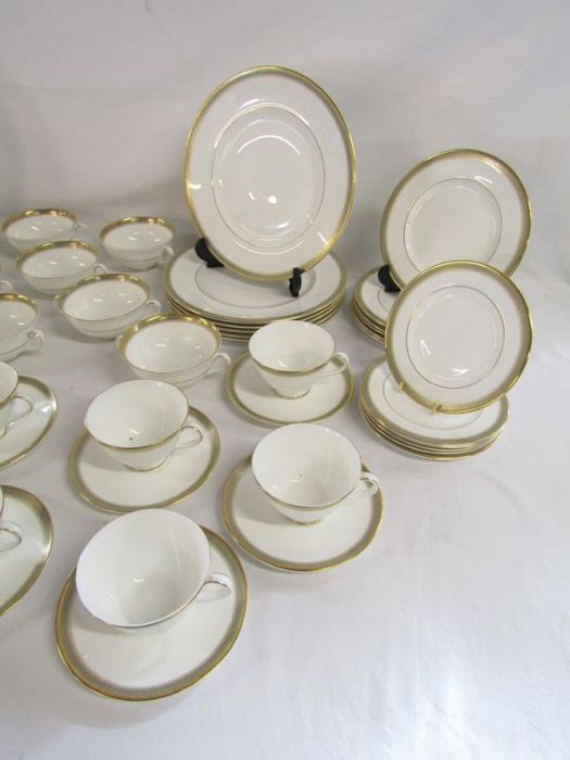 Royal Doulton Clarendon part dinner service - Image 4 of 4