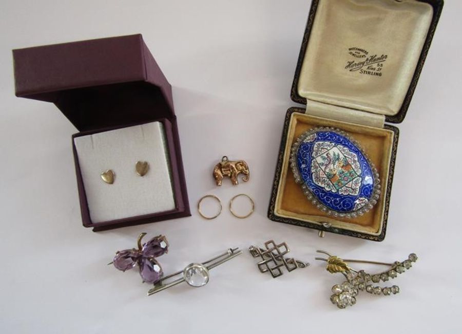 Small amount of gold and silver and some costume jewellery - includes (tested as) amethyst clover