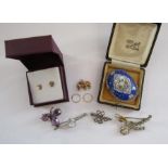 Small amount of gold and silver and some costume jewellery - includes (tested as) amethyst clover