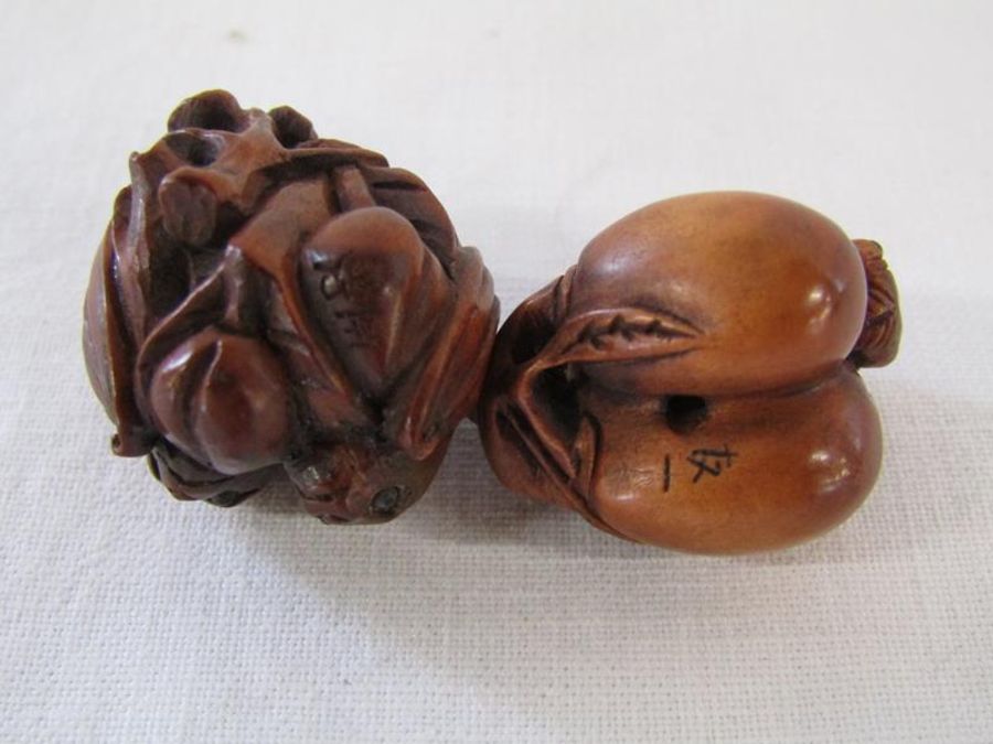 5 Wooden netsuke, signed - frog on a shell, monkey, dragonfly, bug on nuts, and a small round - Image 7 of 7