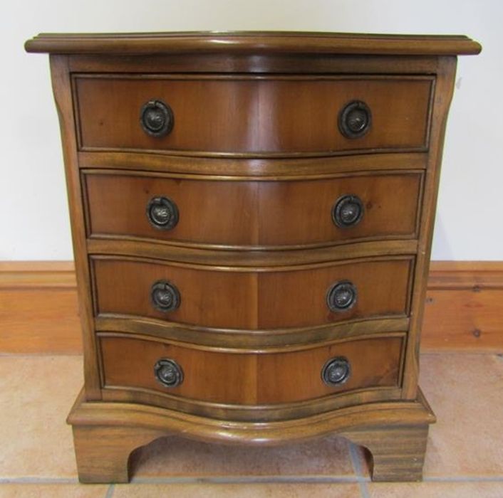 Serpentine fronted drawers approx. 53cm x 43cm x 35cm