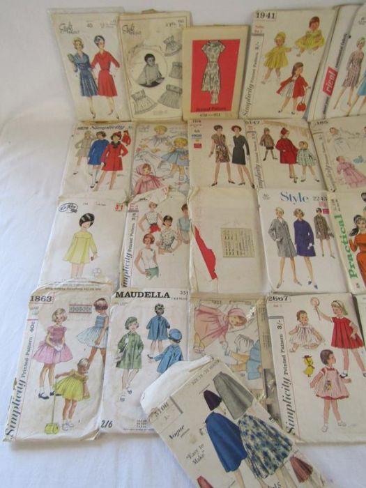 Collection of dress makers patterns also a Sawyer's view-master with discs - Image 3 of 5