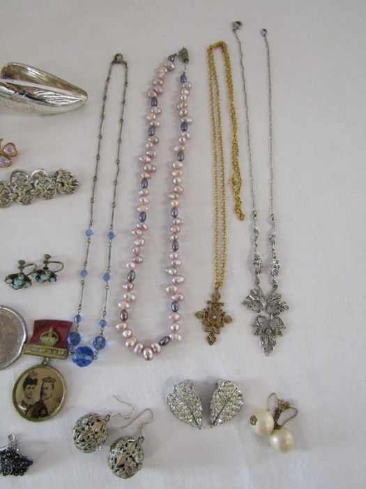 Collection of costume jewellery includes buckles, brooches, pearl necklace, earrings, mussel - Image 5 of 5