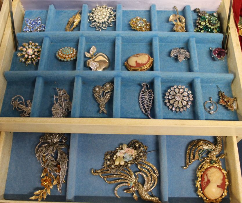 5 boxes of costume jewellery - Image 2 of 4