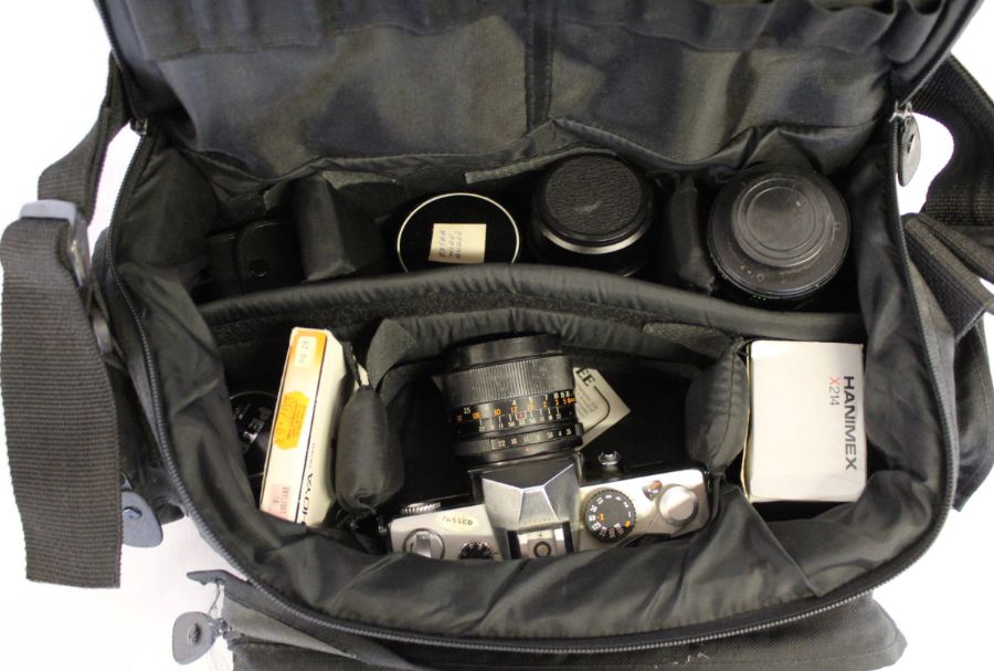 Petri TTL film camera, 5 camera lenses including Makinon MC zoom 80-200mm, Hanimex X214 flash, - Image 3 of 6
