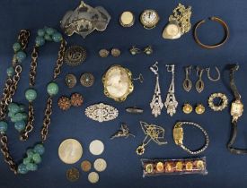 Selection of costume jewellery including Victorian Pinchbeck cameo brooch, silver & marcasite