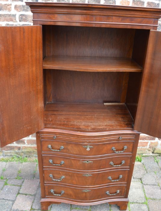 Reproduction serpentine fronted cabinet, H150cm x W69cm x D41cm with pull-out slide, one drawer - Image 2 of 2