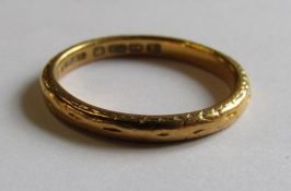 22ct gold patterned band - ring size N - total weight 3.41g