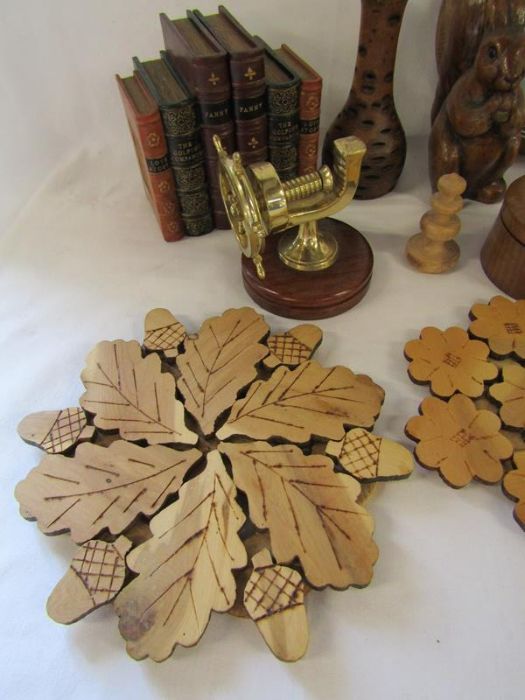 Collection of mostly wooden items includes ships wheel nutcracker, place mats, glasses holder, - Image 2 of 5