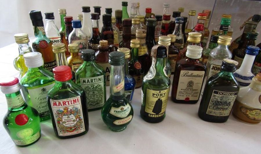 Collection of alcoholic miniatures includes Ballantines, Bols, Ramboise, Jack Daniels, Honeymoon - Image 2 of 13