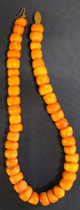 Butterscotch / egg yolk amber bead necklace 43.7g, 44 beads, overall length 38.5cm