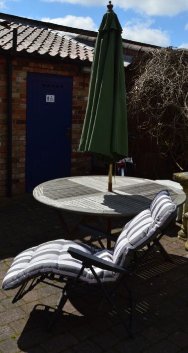 Garden table, parasol and a recliner - Image 2 of 3