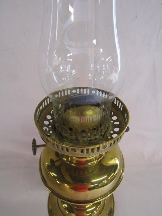 Brass oil lamp with chimney & opaque glass and flower design shade - Image 5 of 6