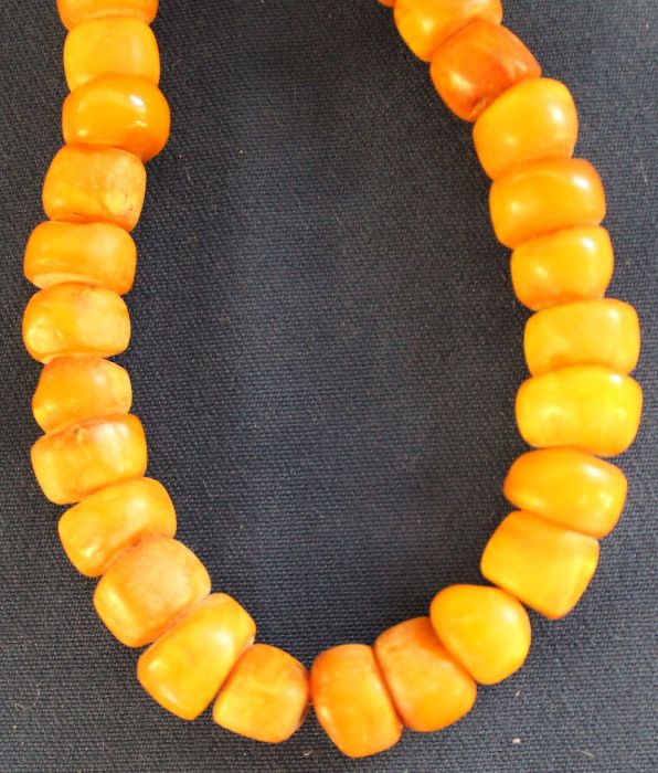 Butterscotch / egg yolk amber bead necklace 43.7g, 44 beads, overall length 38.5cm - Image 2 of 3