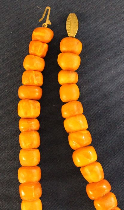 Butterscotch / egg yolk amber bead necklace 43.7g, 44 beads, overall length 38.5cm - Image 3 of 3