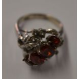 18kt white gold and garnet ring - ring size K/L - total weight 4.93g