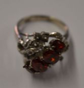 18kt white gold and garnet ring - ring size K/L - total weight 4.93g