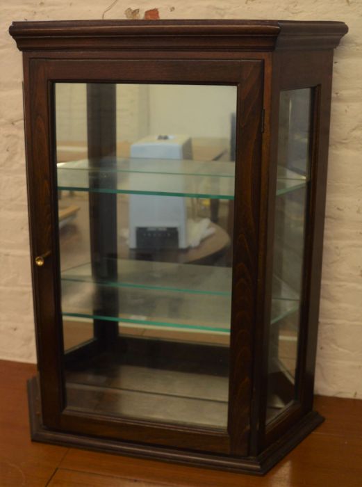 Mahogany display cabinet with mirror back Ht 70cm W 58cm D 19cm