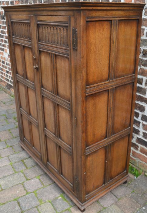 Oak reproduction wardrobe/cabinet, H153 x W120 x D56 - Image 2 of 3