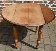Victorian mahogany drop & draw leaf table with single leaf on reeded legs on castors, W97cm x
