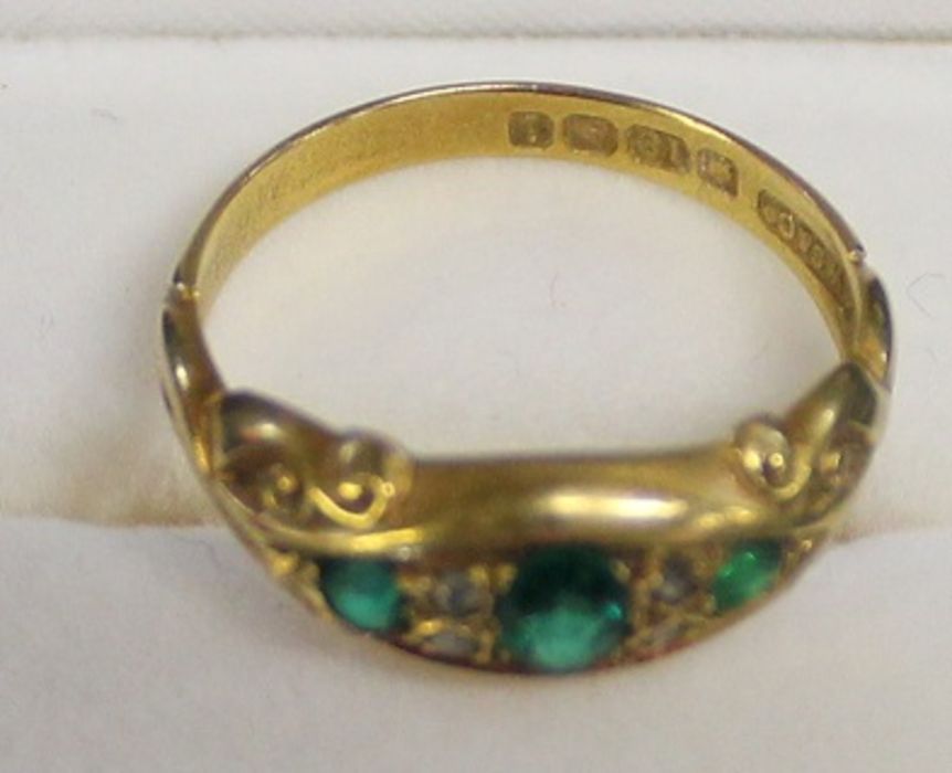 18ct gold 3 stone emerald & diamond chip ring, Birmingham 1883, size N/O, 2.8g - Image 2 of 2