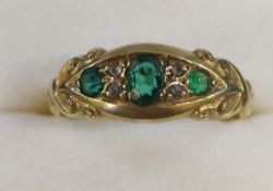 18ct gold 3 stone emerald & diamond chip ring, Birmingham 1883, size N/O, 2.8g