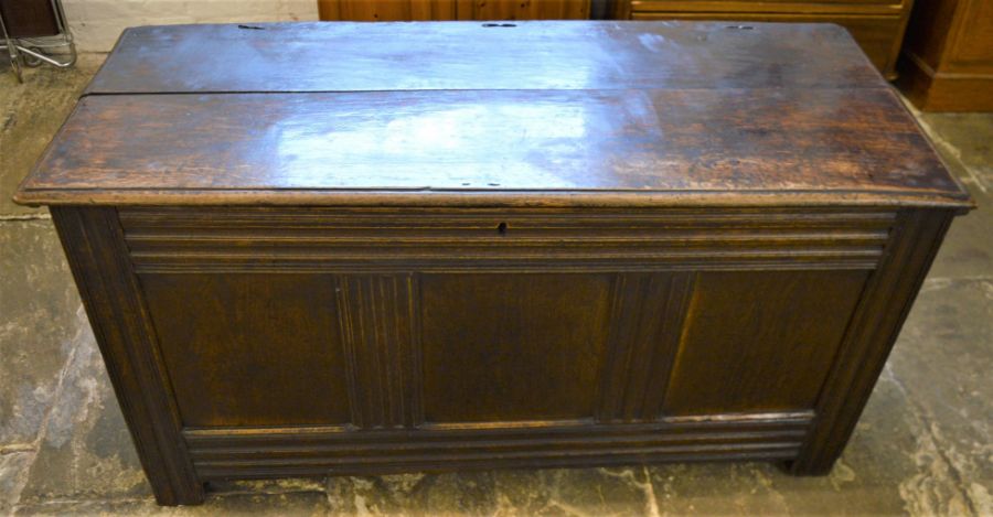 Large 18th century oak coffer with panelled front, sides & back with ring hinges & stile feet L