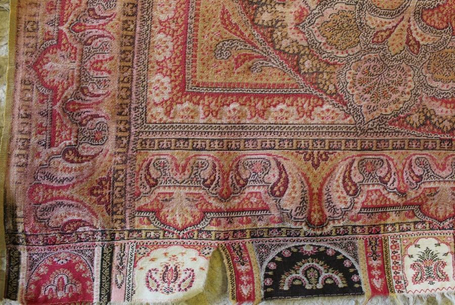 Large paisley patterned shawl 302cm x 157cm - Image 5 of 5