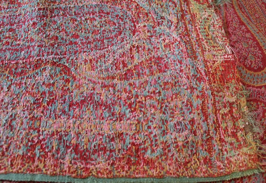 Large paisley patterned shawl 307cm x 158cm - Image 5 of 5