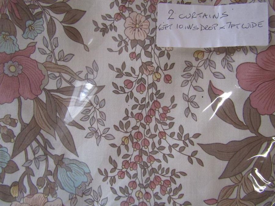 Pair of curtains and duvet covers - Image 2 of 5