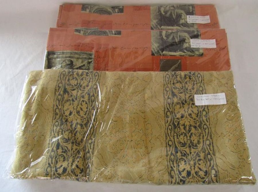 Pair of curtains and curtain fabric