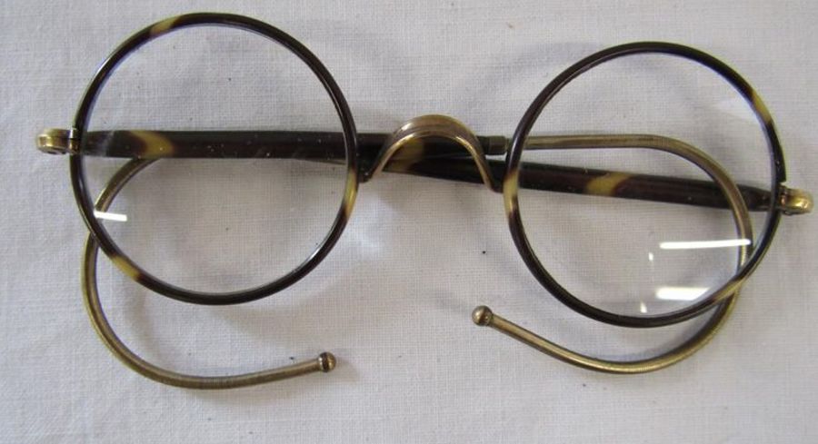 6 pairs of 1930's spectacles - some gold plated with faux tortoiseshell, one pair with shields and - Image 4 of 9