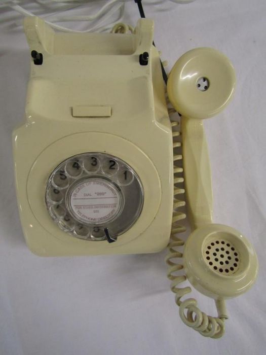 BT 8746G and 7465 rotary dial telephones and BT Viscount push button telephone - Image 4 of 7