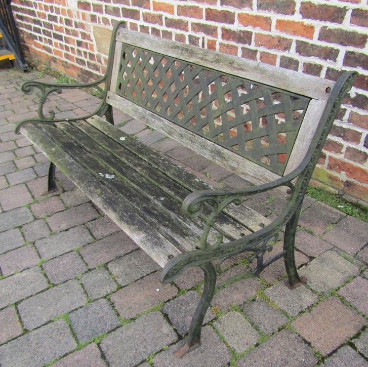 Heavy cast iron and wood garden bench - Image 2 of 2