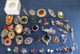 Selection of costume jewellery brooches including 3 modern Golly brooches, earrings & Jennens & Co