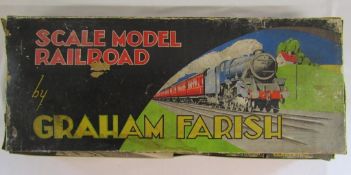 Boxed scale model railroad by Graham Farish - includes G.P.5 locomotive and tender, carriages, track