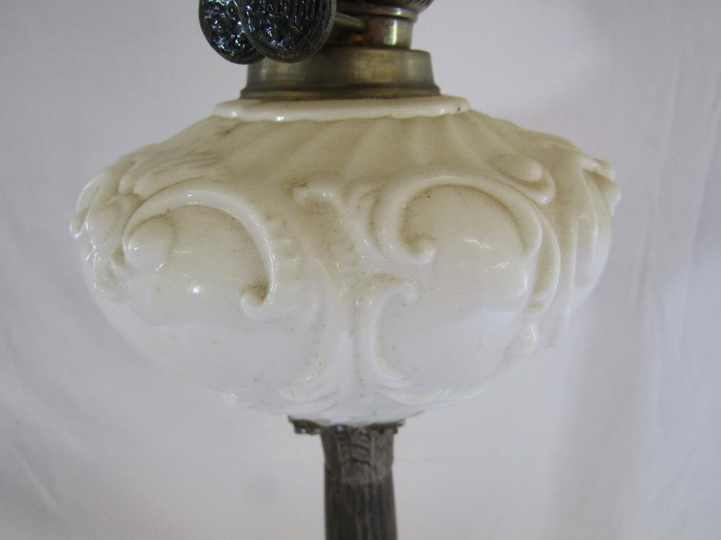 Duplex oil lamp with white glass reservoir and shade heavily tarnished silver plate stem and brass - Image 3 of 6