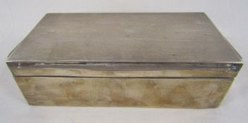 Walker & Hall Sheffield 1952 silver cigarette box with patterned lid - wood lined - approx. 19cm
