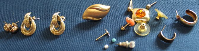 2 pairs of 9ct gold earrings (3.06g) & small quantity of odd earrings (inc. 1.2g of 9ct gold)