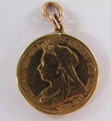 Veiled head Queen Victoria full sovereign 1900 and marked T.B. in 9ct gold mount - total weight 9.