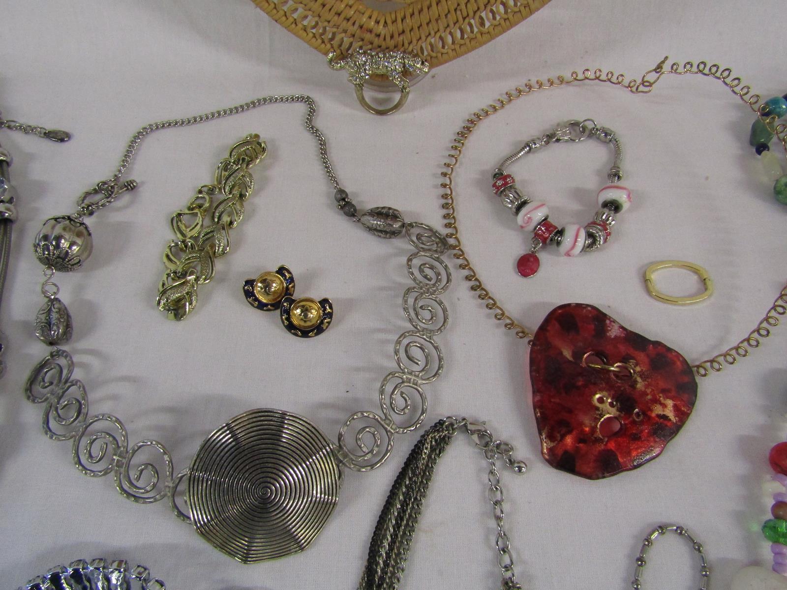 Selection of costume jewellery in a heart shaped wicker basket - Image 4 of 6
