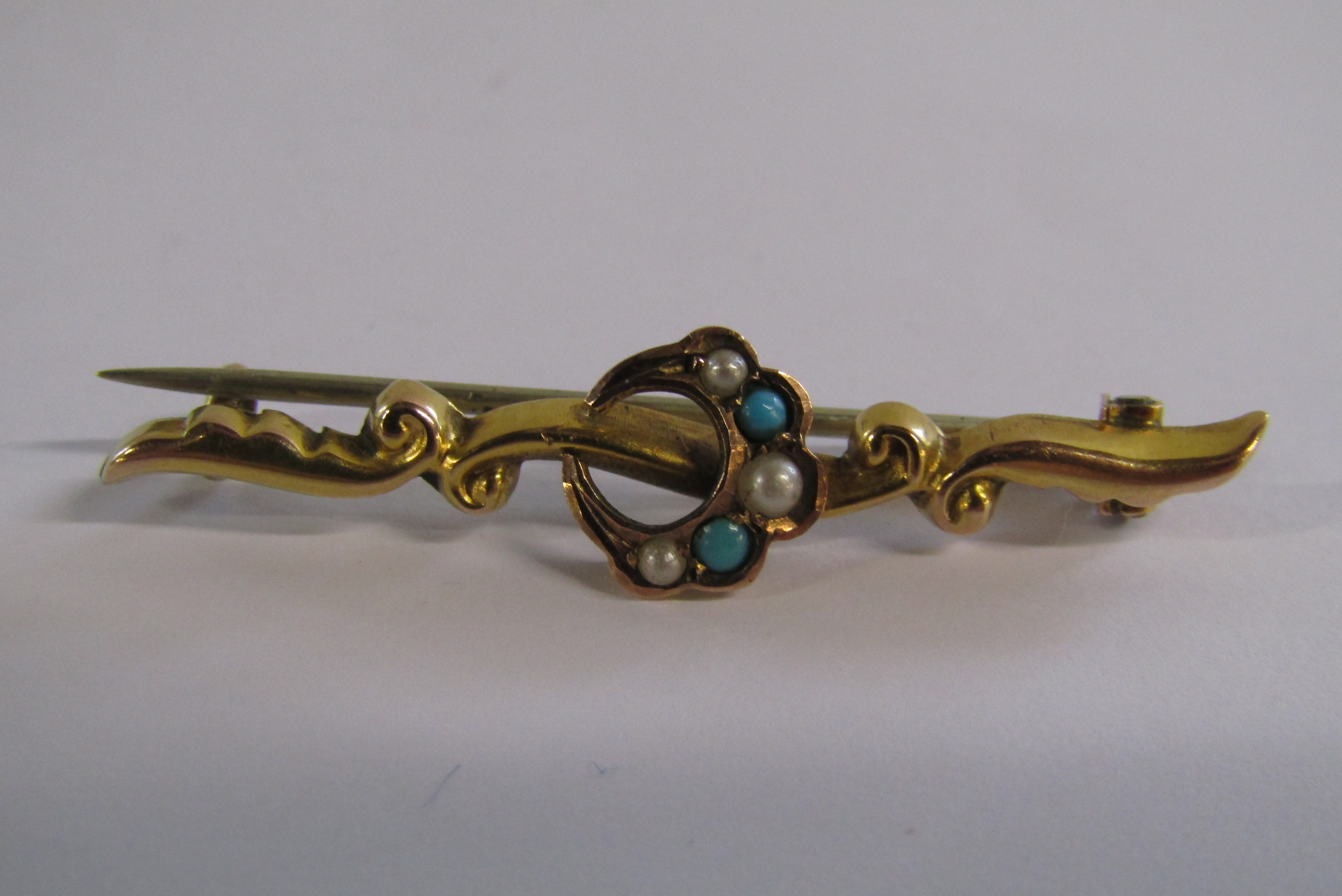 9ct gold bar brooch with ball inside a circle and 9ct brooch with turquoise and seed pearl - total - Image 5 of 7