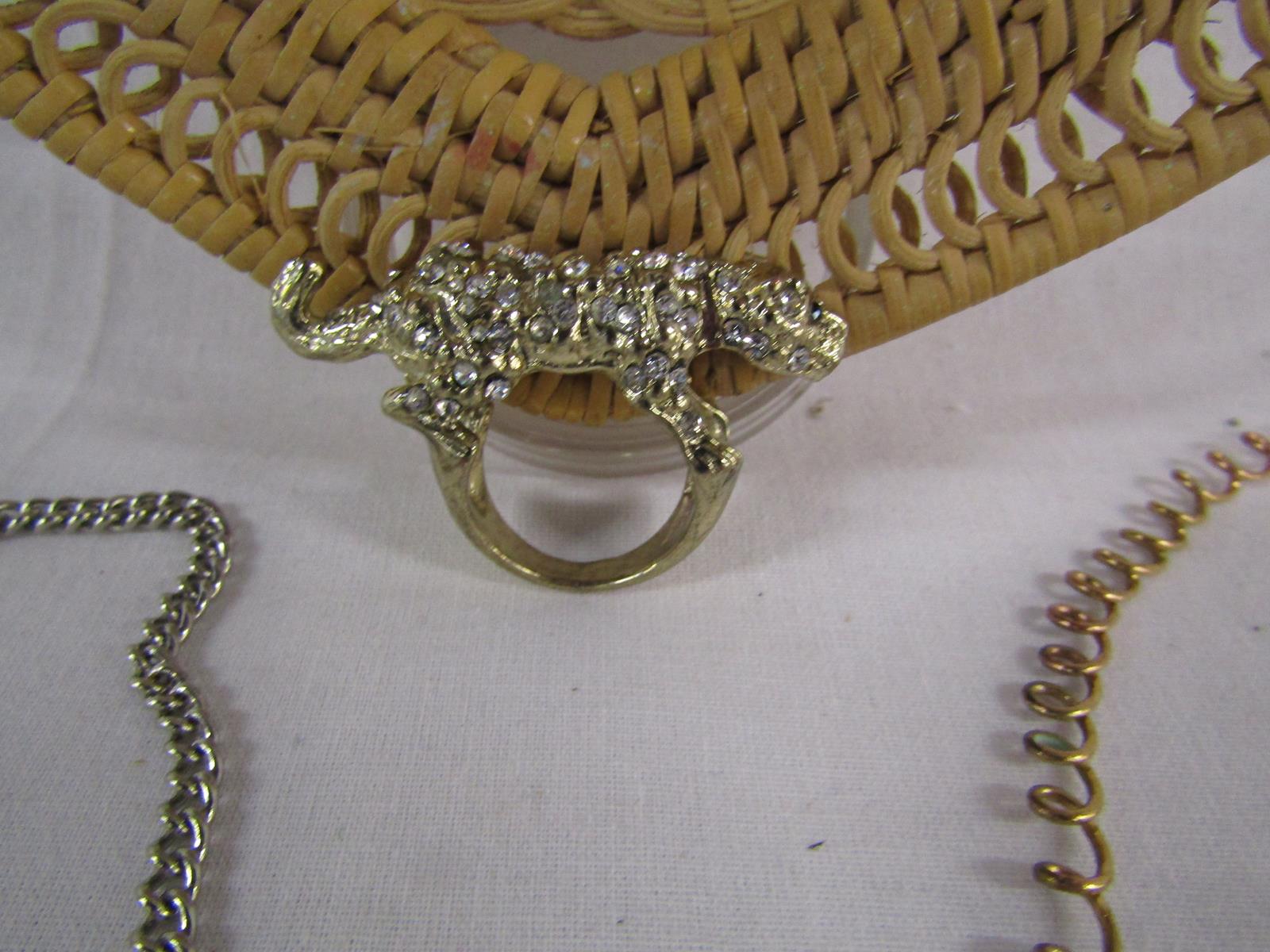 Selection of costume jewellery in a heart shaped wicker basket - Image 5 of 6