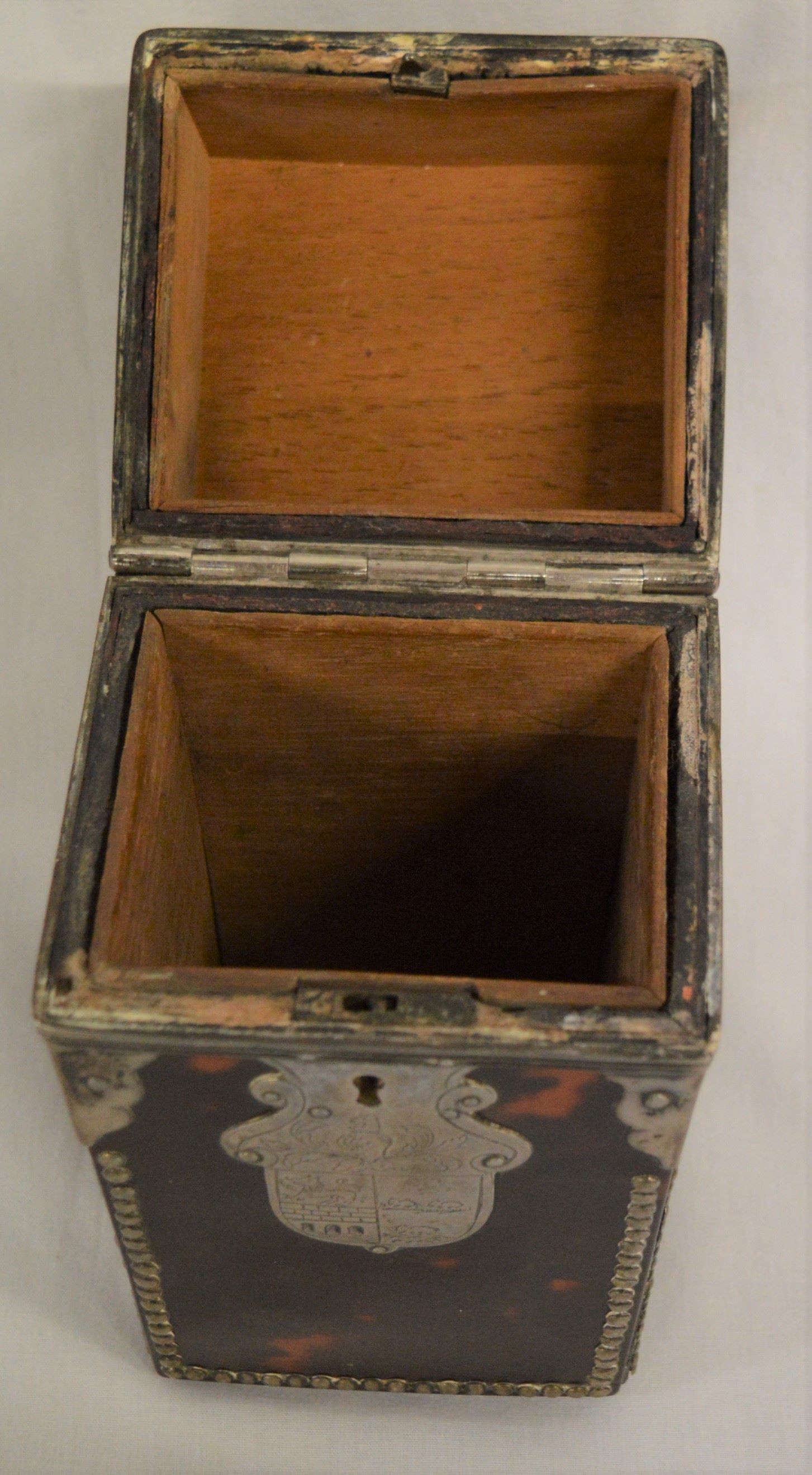 Continental tortoiseshell tea caddy (possibly originally a necessaire) with white metal - Image 4 of 5