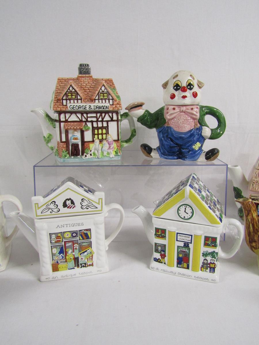11 teapots include Christopher Wrens amazing fairground, bakers, Wade Antique shop and Primrose - Image 3 of 7