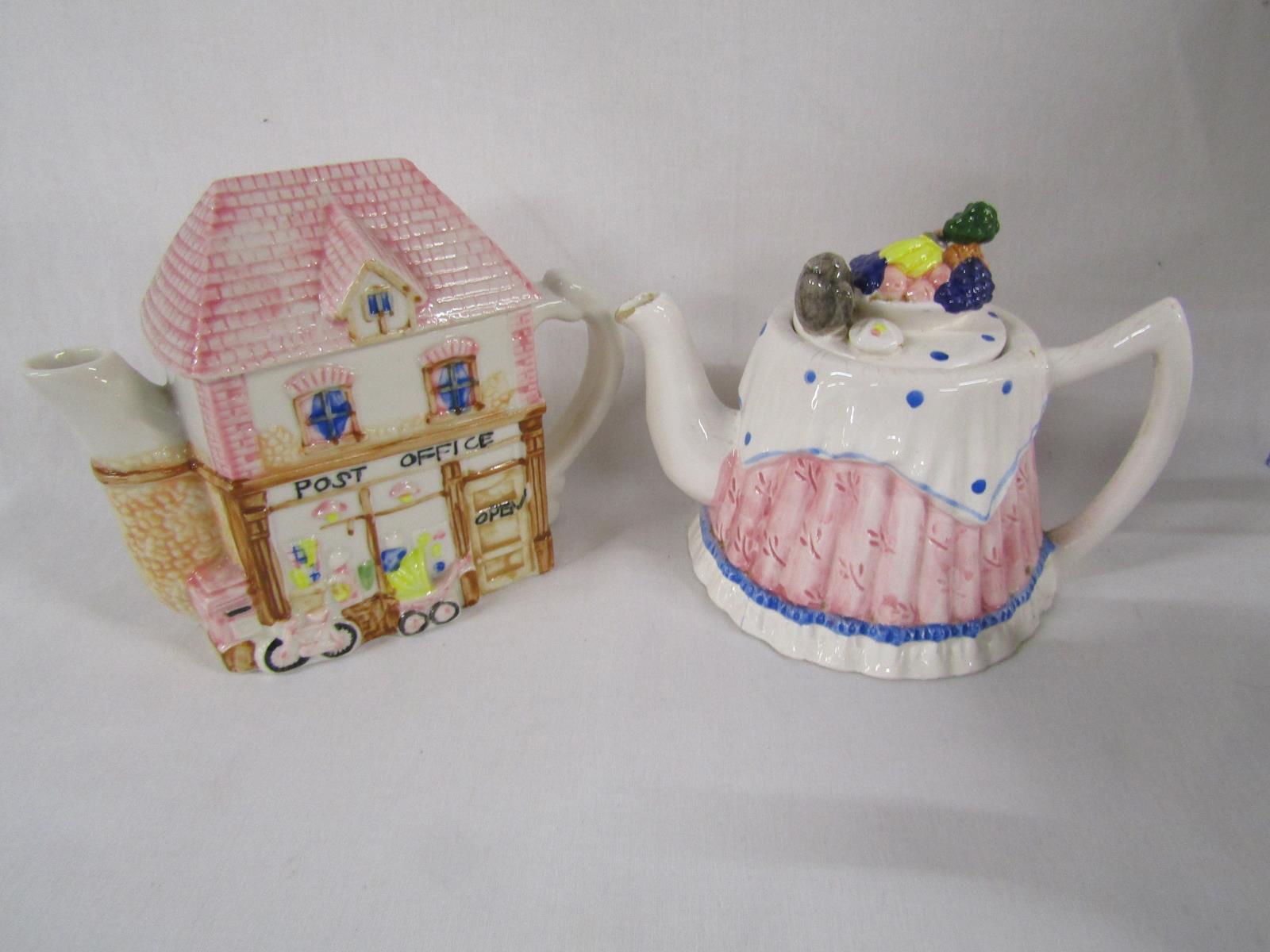12 teapots includes Leonardo Antiques, theatre royal and country manor, florist, tea for one, The - Image 3 of 7