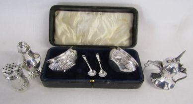 Cased Joseph Gloster 1902 Birmingham silver salt set with added spoons (not matching) 1.55ozt -