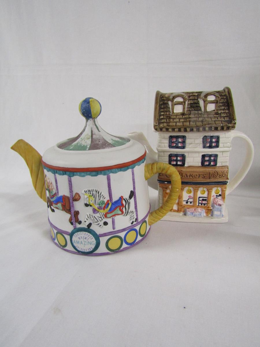 11 teapots include Christopher Wrens amazing fairground, bakers, Wade Antique shop and Primrose - Image 5 of 7
